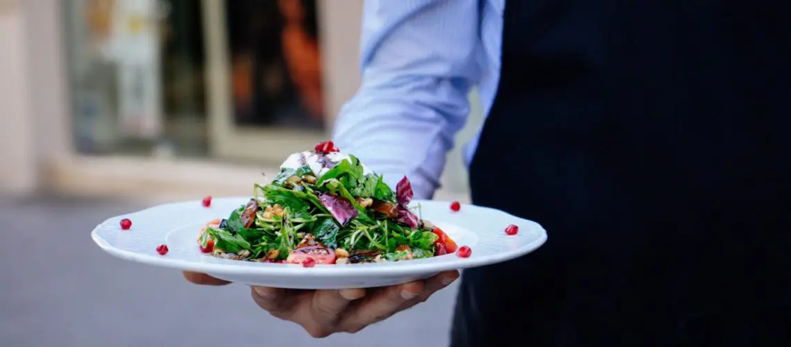 Græsk mad serveres på Skiathos