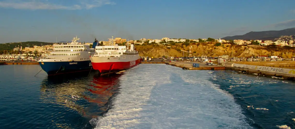 To færger i havnen i Rafina